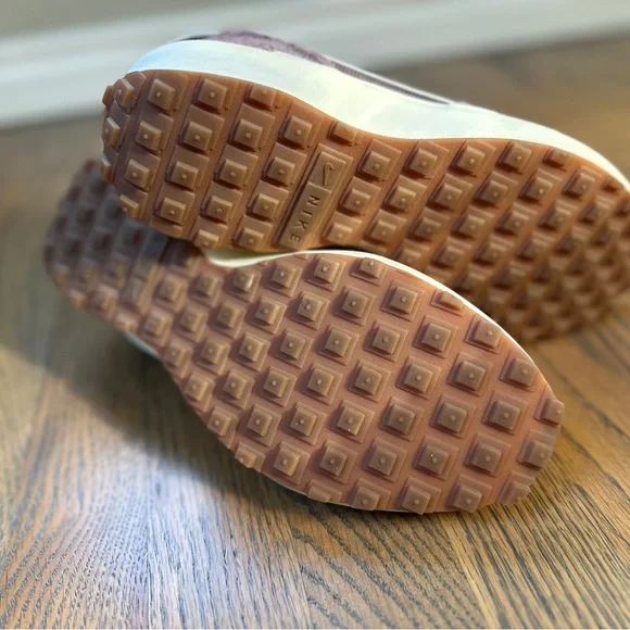 Mauve and Cream Nike Waffle Debut - Picture 4 of 5